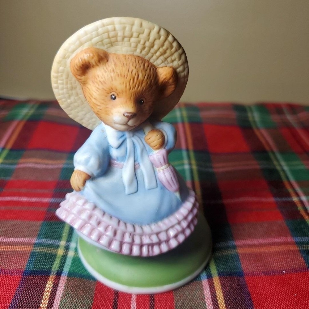 Vintage Franklin Mint Fine Porcelain Bears. "Daphne" (1986)
